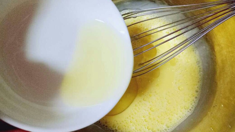 #甜味#可可戚风蛋糕,加入<a style='color:red;display:inline-block;' href='/shicai/ 140122'>玉米油</a>，使油和蛋液完全融合再一起，(色拉油也可以，但是一定要无味的)不建议使用黄油或橄榄油。