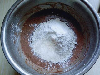 #甜味#可可戚风蛋糕,筛入低筋面粉，用手动打蛋器拌均匀，看不到面粉为止(拌的时候使用手动打蛋器呈Z字形状来回搅动，不要转圈搅拌，以免起筋。)