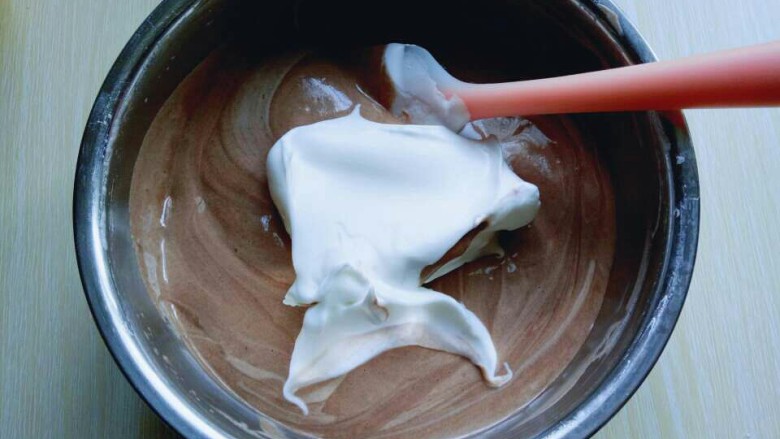 #甜味#可可戚风蛋糕,再取三分之一的蛋白霜加入蛋黄糊中，继续上面的手法，翻拌直至看不到蛋白霜。
