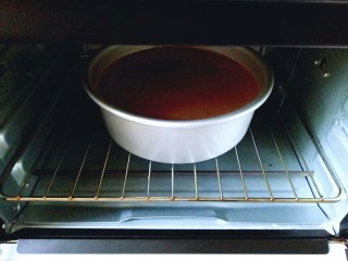 #甜味#可可戚风蛋糕,模具放烤箱下层，上下火烤35-40分钟，具体时间根据自家烤箱温度设定。