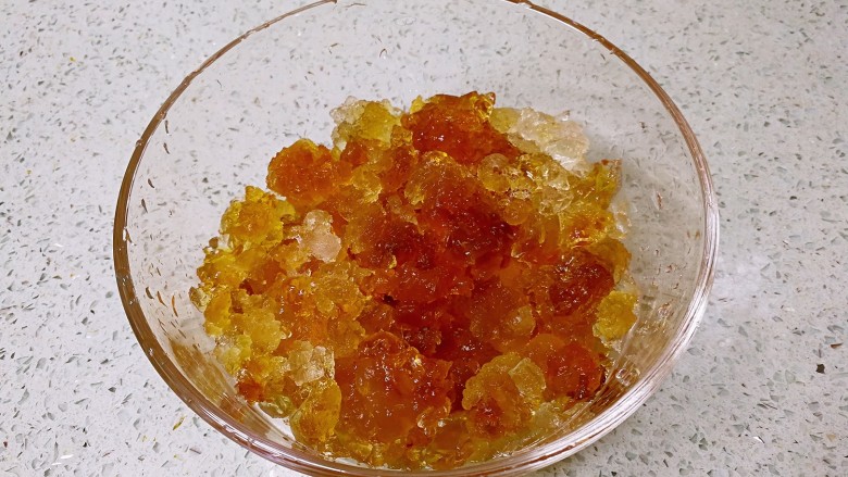 桃胶木瓜炖奶 #冬喝暖饮夏吃冰#,把杂质清理干净，得到晶莹剔透的桃胶水晶体。