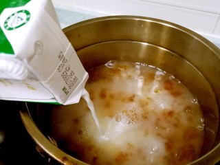 桃胶木瓜炖奶 #冬喝暖饮夏吃冰#,倒入牛奶，继续小火慢煮。