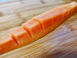 桃胶木瓜炖奶 #冬喝暖饮夏吃冰#,在瓜肉上垂直切几刀，不要切断瓜皮。