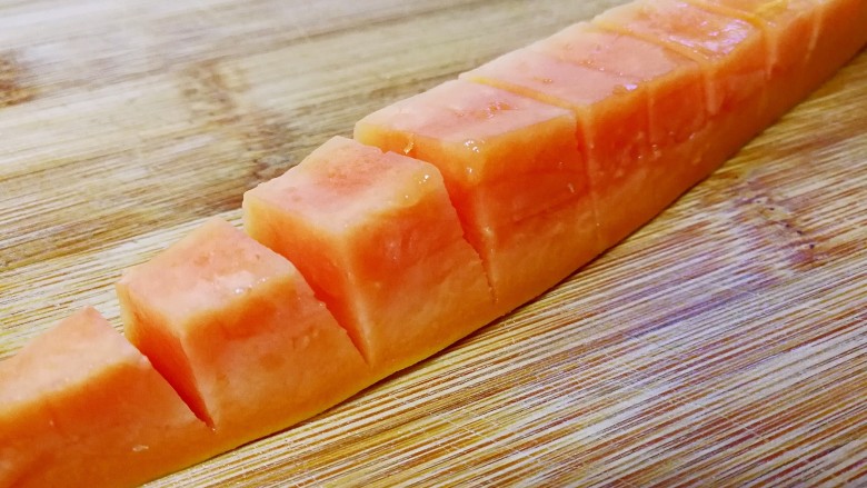 桃胶木瓜炖奶 #冬喝暖饮夏吃冰#,在瓜肉上垂直切几刀，不要切断瓜皮。