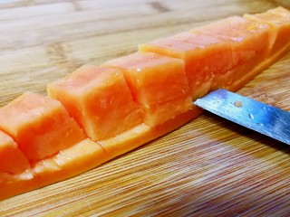 桃胶木瓜炖奶 #冬喝暖饮夏吃冰#,再用刀从右至左平行横切一刀。