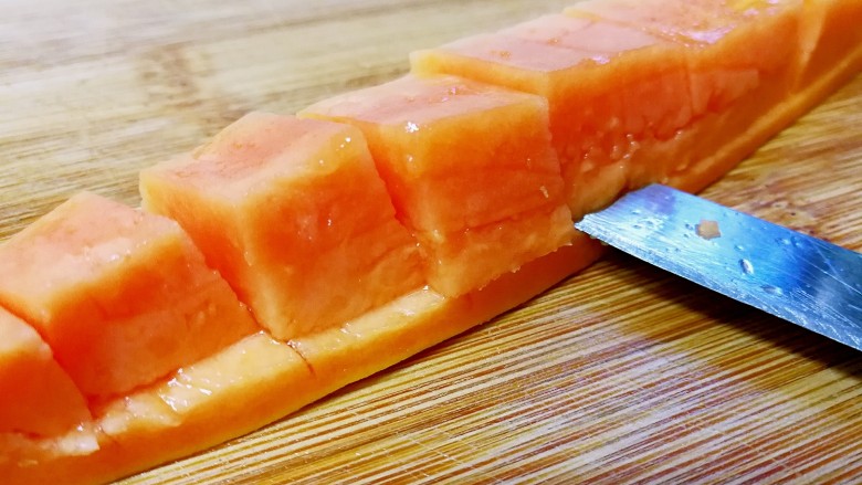 桃胶木瓜炖奶 #冬喝暖饮夏吃冰#,再用刀从右至左平行横切一刀。