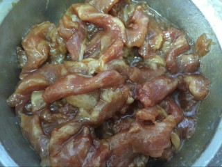 肉炝青红丝,搅拌均匀腌制30分钟以上