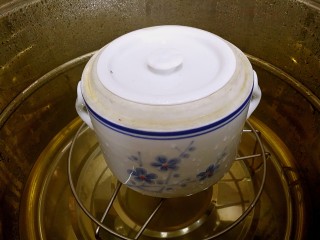 桃胶木瓜炖奶 #冬喝暖饮夏吃冰#,入开水锅，隔水蒸炖15分钟。