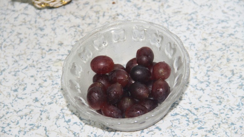 冬喝暖饮夏吃冰~蓝莓葡萄雪碧饮,葡萄洗净，我买的无籽葡萄