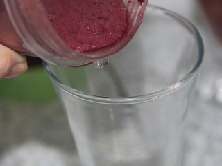 冬喝暖饮夏吃冰~蓝莓葡萄雪碧饮,先把搅打完的蓝莓汁倒入杯中