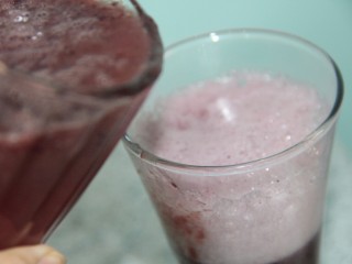 冬喝暖饮夏吃冰~蓝莓葡萄雪碧饮,再倒入榨好的葡萄汁