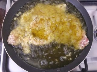 上海炸猪排,放进油锅里，煎至两面金黄色即可出锅，