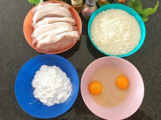 上海炸猪排,准备上面👆所有食材，猪排+面包粉+鸡蛋+玉米淀粉，