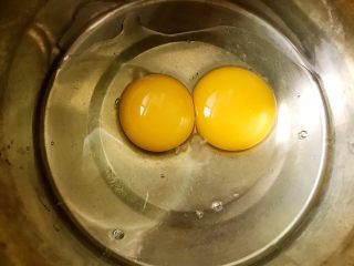 双色玛德琳,盆里打入两个鸡蛋