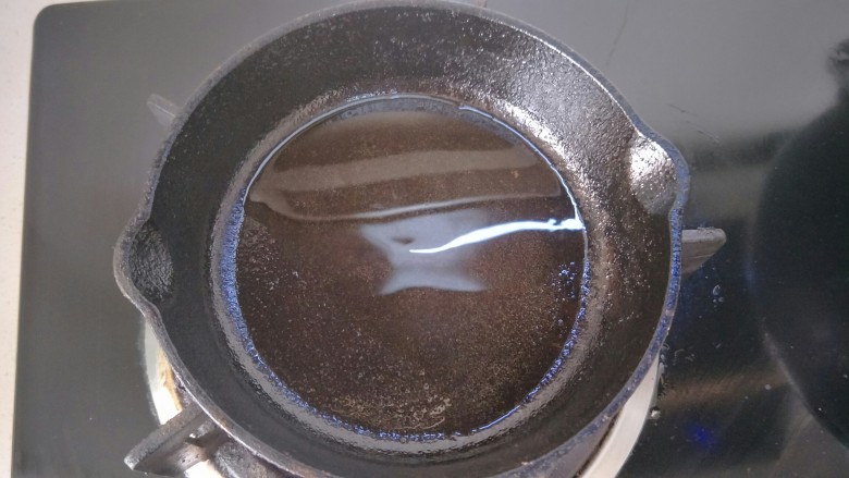 抱蛋煎饺,准备一个小铸铁锅加适量的油烧热。