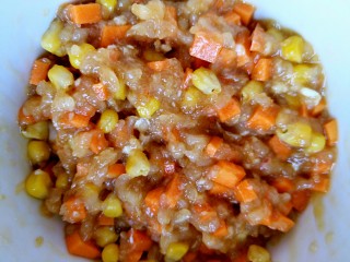 鸡胸蔬菜小方,如果不够抱团的话可以加一勺玉米淀粉