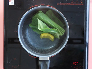 杂蔬鸡蛋挤挤面,青菜和彩椒洗净后沸水入锅，焯水1分钟后捞出。