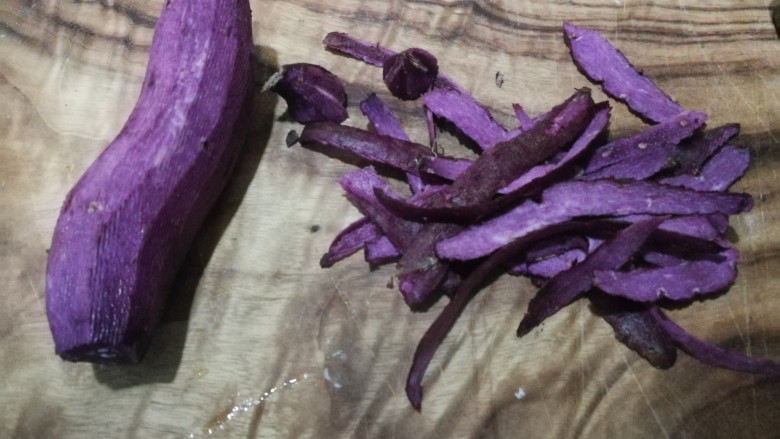 紫薯银耳莲子羹,紫薯洗净去皮