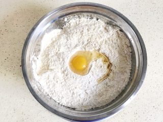 一次性发酵的玉米发糕,打入一个鸡蛋