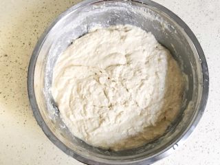 一次性发酵的玉米发糕,搅拌均匀即可，不要搅拌上劲，搅拌好后是可以流动的玉米糊糊状态