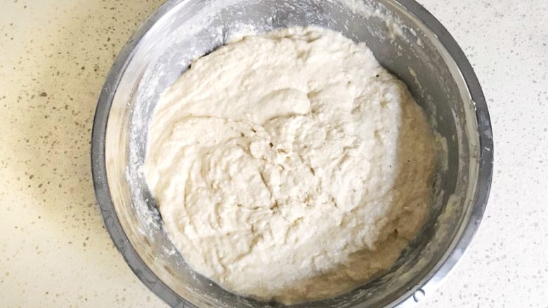 一次性发酵的玉米发糕,搅拌均匀即可，不要搅拌上劲，搅拌好后是可以流动的玉米糊糊状态