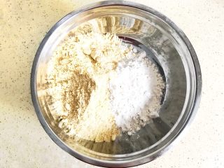 一次性发酵的玉米发糕,同时称量玉米面粉