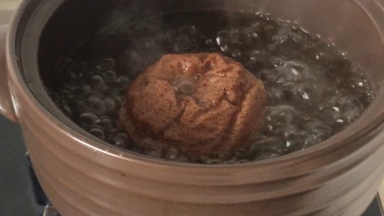 【不一样的冰糖雪梨】止咳良方, 这是炖了4个小时之后的图片，如果家里有电砂锅的，建议用电沙锅，因为大火烧开后调小火炖10个小时即可，中间不需要人看着，特别省事