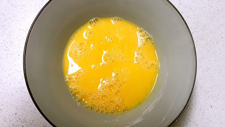 宝宝辅食  营养丰富的玉米汁鸡蛋羹,把鸡蛋液和玉米汁混合在一起，加入<a style='color:red;display:inline-block;' href='/shicai/ 869'>白砂糖</a>，充分调匀