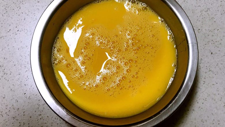 宝宝辅食  营养丰富的玉米汁鸡蛋羹,把混合的鸡蛋液倒入容易导热的不锈钢深盘中