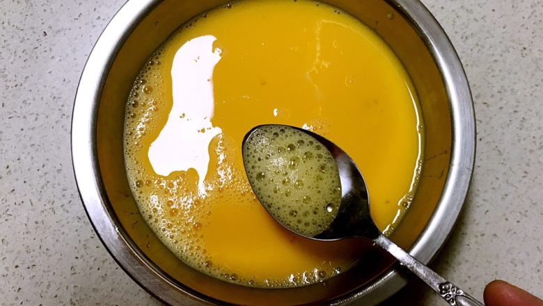 宝宝辅食  营养丰富的玉米汁鸡蛋羹,用勺子打出上面的泡沫
