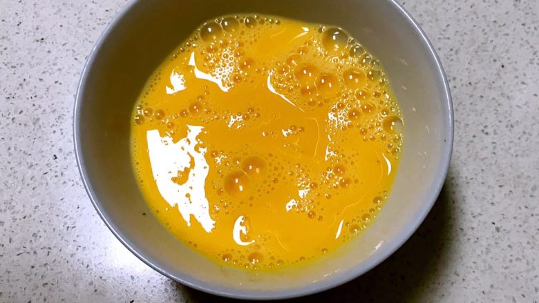 宝宝辅食  营养丰富的玉米汁鸡蛋羹,把鸡蛋液打入碗中，调匀