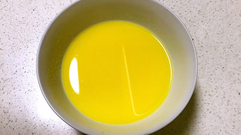 宝宝辅食  营养丰富的玉米汁鸡蛋羹,玉米汁晾至温热