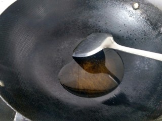 虎皮青椒,锅内放油。