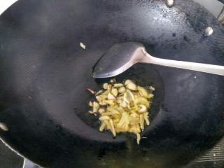 虎皮青椒,生姜大蒜放入锅内爆香。