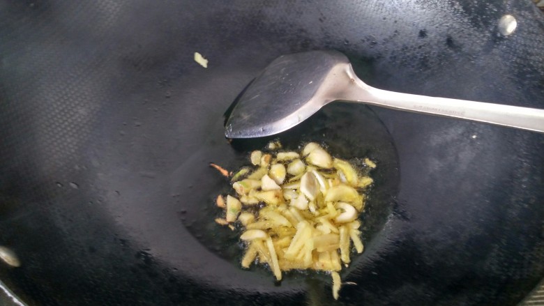 虎皮青椒,生姜大蒜放入锅内爆香。