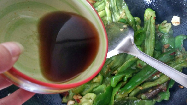 虎皮青椒,将碗中调好的酱料倒入。