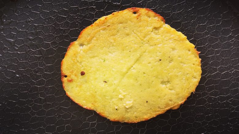 高蛋白减脂——虾仁豌豆饼,两面都煎至微黄即可出锅；