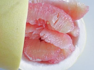 巧剥柚子,将剥好的柚子果肉装回“柚碗”中