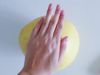 巧剥柚子,食材处理：把柚子放在平整的桌面上来回滚动摩擦