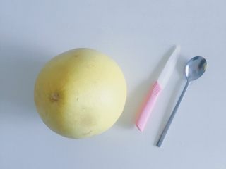 巧剥柚子,食材准备：柚子1个 小刀1把 勺子1个