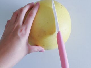 巧剥柚子,用小刀在柚子中心划出一道口子转一圈