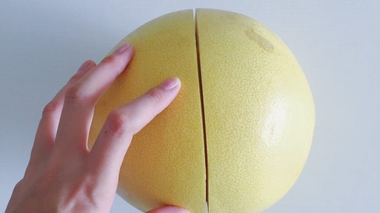 巧剥柚子,如图所示