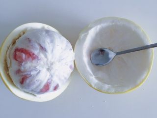 巧剥柚子,轻轻松松就剥好一个柚子 不仅不脏手也不伤害到果肉