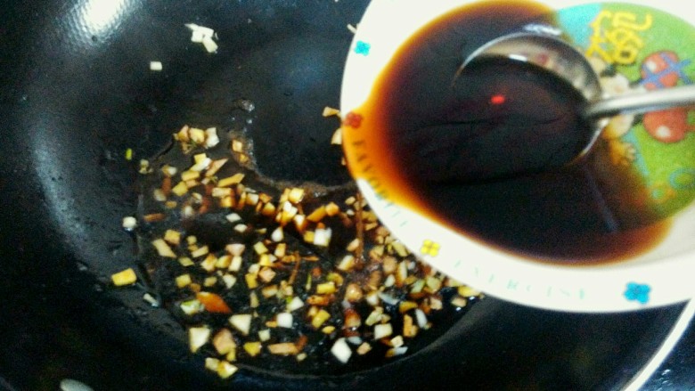 糖醋排骨,将糖醋汁倒入锅中，快速翻炒。