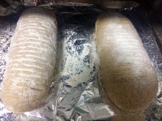 黑麦胖面包,用刀在面团表面割几刀，切成自己喜欢的形状，用筛子筛点面粉在表面装饰，我手抖放多了。