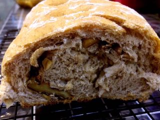 黑麦胖面包,切开满满的都是坚果，香脆可口。减肥必备。