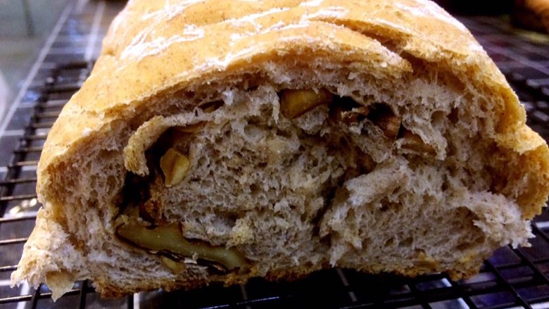 黑麦胖面包,切开满满的都是坚果，香脆可口。减肥必备。