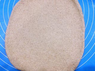 黑麦胖面包,把发好的面团均匀分成两团，排气。擀成片。