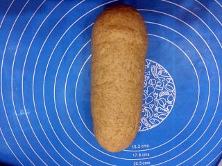 黑麦胖面包,由上向下卷起，整形。
