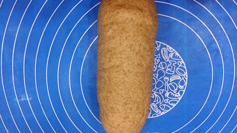 黑麦胖面包,由上向下卷起，整形。